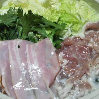 豚肉とベーコンと白菜と春菊の塩麹鍋☆